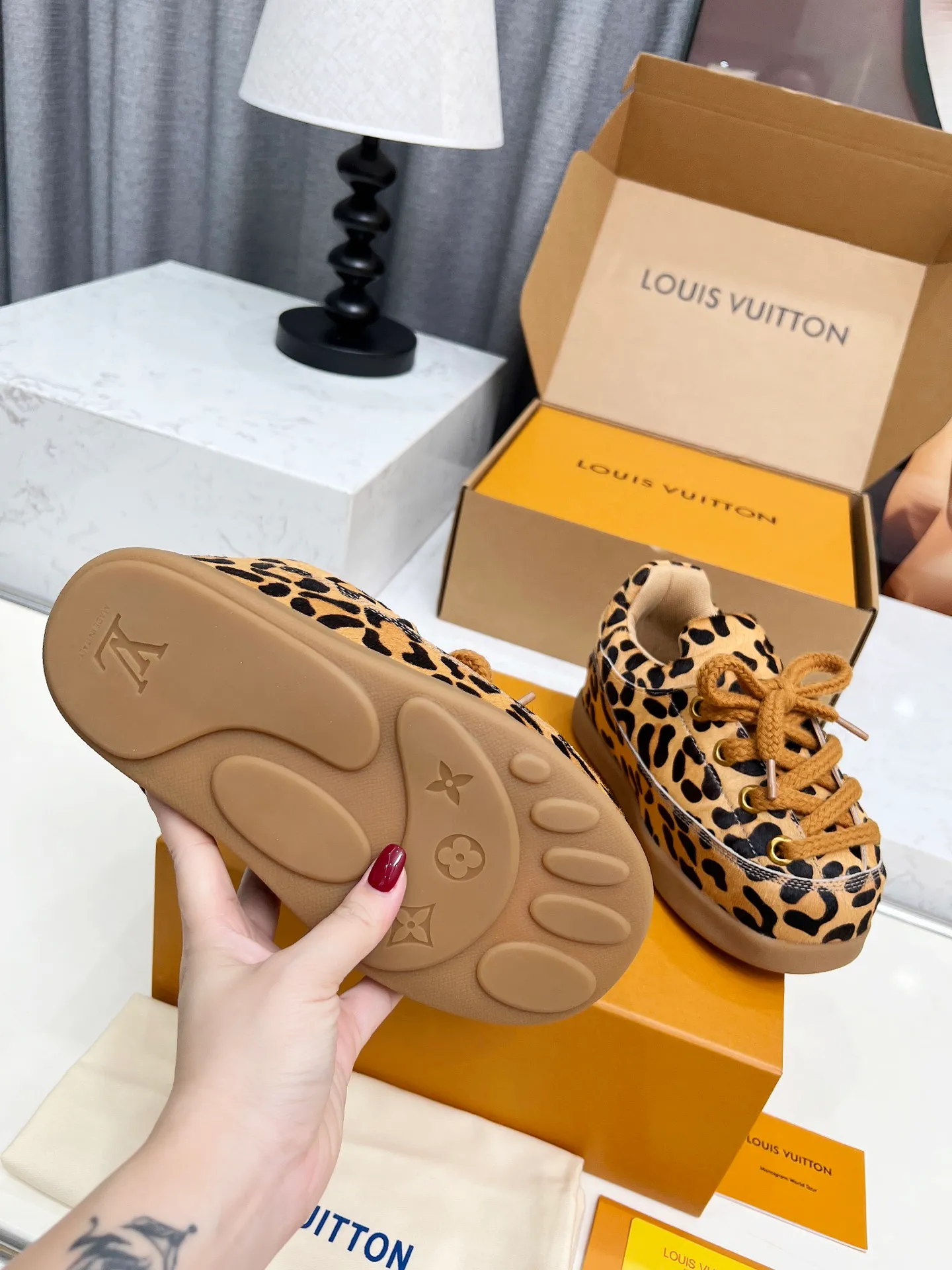 [L Family] P: 740💰 Couple model, size: women 35-41 (customized at 41 for women), 39-46 for men (customized at 45.46) The 2025 iteration of this Time Out sneaker, couple model, LV co-branded nigo, donkey brand, Louis Vuitton, ugly, cute😍Many Internet celebrities have shown off their feet, a classic and versatile item. Fabric: Imported high mercerized cow suede. Lining: high-grade elastic mesh, outsole: original molded outsole, palm print rubber outsole with hidden L letter and Monongram flower.